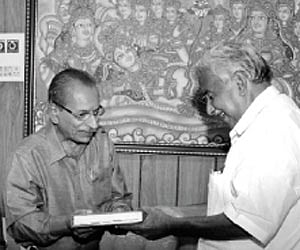 Justice M R Hariharan Nair handing over the commission report on Pulmedu stampede to Chief Minister Oommen Chandy on Thursday.