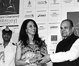 Maharashtra Governor K Sankaranarayanan felicitating Shobha De for becoming the top individual fund raiser among women at the Charity Award presentati