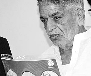 Educationist and MLC Chukka Ramaiah releasing ‘Concept Maps’ developed by Butterfly Edufields for IIT, AIEEE aspirants in Hyderabad on Sunday