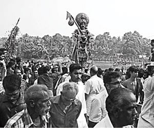 Darikan Uru being taken to the temple