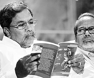 Opposition leader Siddaramaiah and writer Dr K Marulasiddappa at a programme organised to release five books at Kannada Bhavan in Bangalore on Tuesday