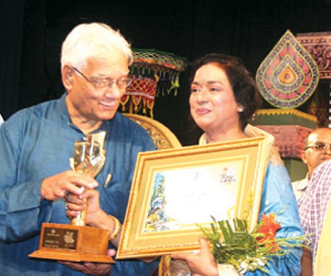 Governor M C Bhandare presenting lifetime achievement award to actress Mahasweta Ray in Bhubaneswar on Tuesday.