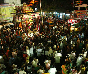 DEEP DEVOTION: Hundreds of devotees witness ‘Maalai Iraivan Iravalar Kola Vizha’ at the Kapaleeswarar temple of Mylapore in Chennai on Thursday.