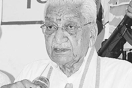 Ashok Singhal bats for Modi as PM