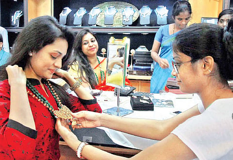 People flock gold stores at blink-and-miss dip in prices