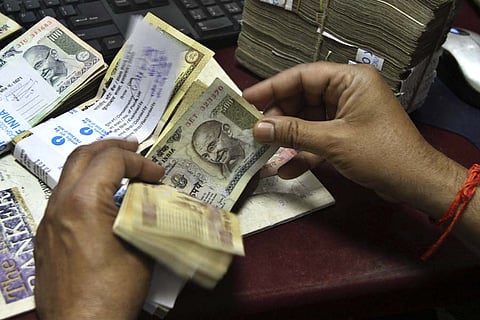 India's Forex Reserves Down $672 Million