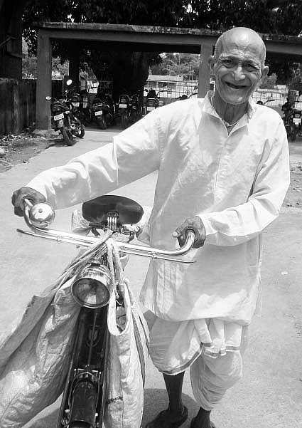 Old man’s pilgrimage to Puri continues on bicycle, foot