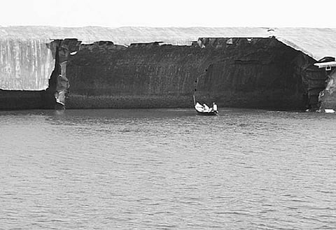 Scrap mafia fishing on black rose wreckage