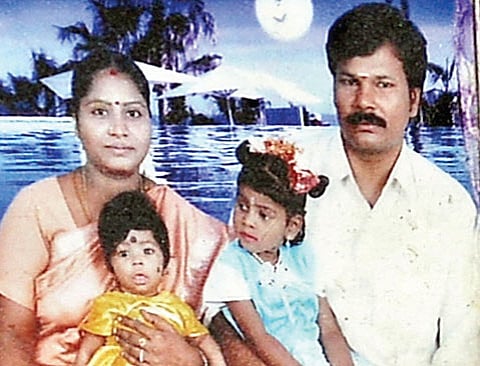 Upset over fund crunch to start saloon, barber poisons 2 daughters, hangs self