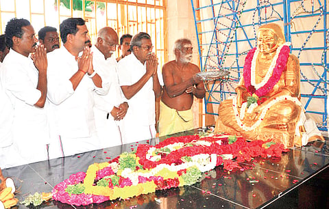 Gold Armour Gifted by Jayalalithaa Adorns Thevar Statue for Jayanthi