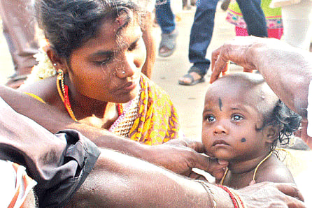 Kallazhagar's River Entry ushers in Wave of Communal Amity