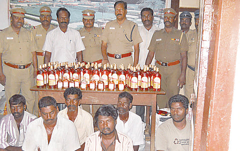 7-member Inter-state Gang Arrested for Smuggling Liquor