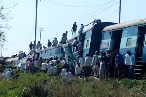 31 Killed, Scores Injured as Dehradun-Varanasi Janta Express Derails in UP