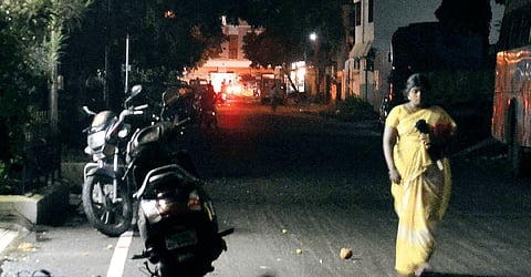 Dim Lights 'Haunt' MKB Nagar Roads