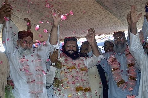 Malik Ishaq, center, a leader of the banned Sunni Muslim group Lashkar-e-Jhangvi, and his colleagues. |AP