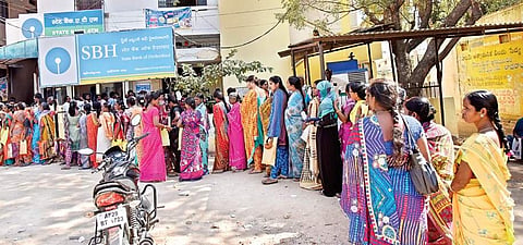 A separate queue for women outside SBH Ibrahimpatnam branch in Hyderabad on Tuesday | Vinay Madapu