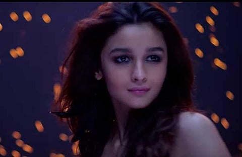 Alia Bhatt in Ae Zindagi Gale Laga Le song released as part of Dear Zindagi.(Screengrab via Youtube)
