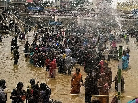 Devotees Take Bath Throughout the Night at Mahamaham Festival