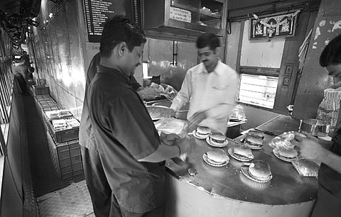 Railways to Phase out Pantry Cars, Expand Station-based Catering