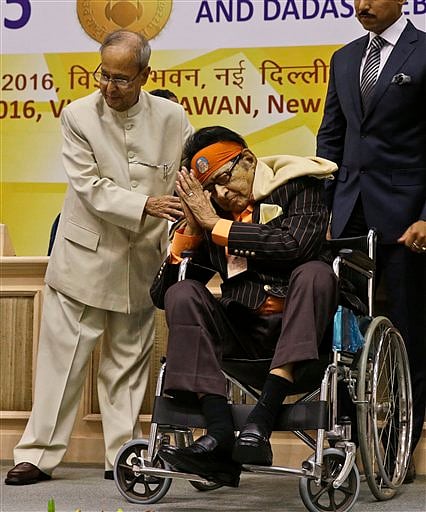 Indian actor Manoj Kumar receives the Dadasaheb Phalke award from Indian President Pranab Mukherjee in India, India. (AP Photo)