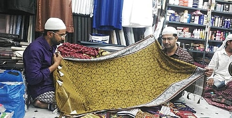Colourful Yemeni lungis fly off the shelves in pearl city