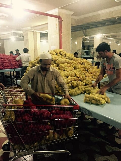 Food being distributed for Indians in Saudi. (@CGIJeddah)