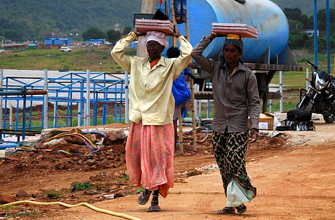 Same work, different pay at Somasila ghats
