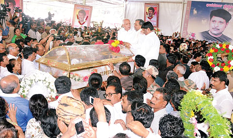 Gloom descends as people bid adieu to Rakesh Siddaramaiah