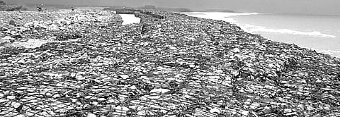 Move to 'stonewall' sea waves at Pentha village