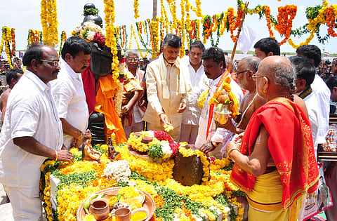 CM N Chandrababu Naidu performing pooja during Krishna Pushkaram at Hamsaladeevi in Krishna district on Thursday. (PTI File)