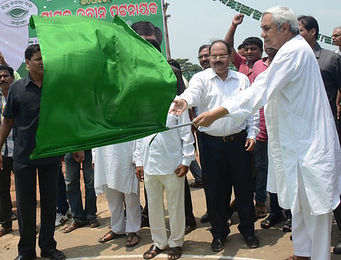 Chief Minister Naveen Patnaik Flagging off Mahaprayana Vehicle at Dobandhia at Mahanga on Thursday -- Express photo