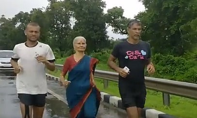 Actor Milind Soman (R) and his mother Usha Soman (C) (Photo: Screen grab from 'The Great India Run' Facebook page)