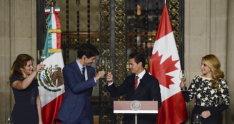 Mexican President Enrique Pena Nieto (R) toasts Canadian Prime Minister Justin Trudeau (AP)