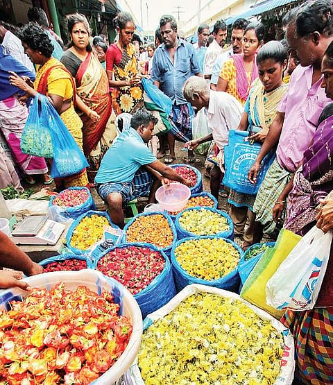 Roses and chrysanthemums that arrived fresh at Madurai market being sold early on Tuesday morning | k k sundar