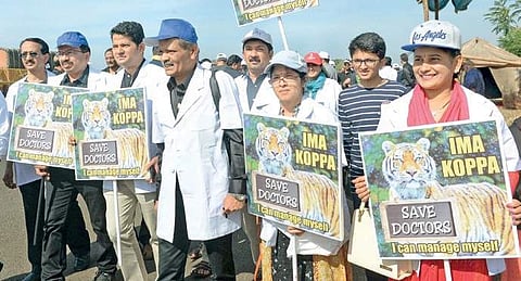 Doctors protesting near Suvarna Vidhana Soudha in Belagavi I (Rajesh Sadare | EPS)