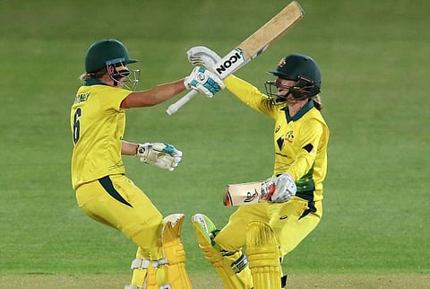 Beth Mooney (L) and Rachael Haynes celbrate their Ashes truimph (Twitter/ICC)