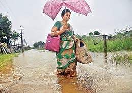A resident moves out of Athipattu Pudunagar with her belongings | P Jawahar