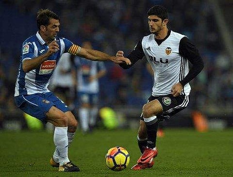 Espanyol's Spanish midfielder Victor Sanchez (L) vies with Valencia's Portuguese forward Goncalo Guedes during the Spanish league football match RCD Espanyol vs Valencia CF at the RCDE Stadium in Cornella de Llobregat on November 19, 2017. | AFP