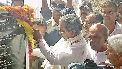 Chief Minister Siddaramaiah unveiling a plaque to mark the launch of work on the Government Engineering College at Naragund on Monday