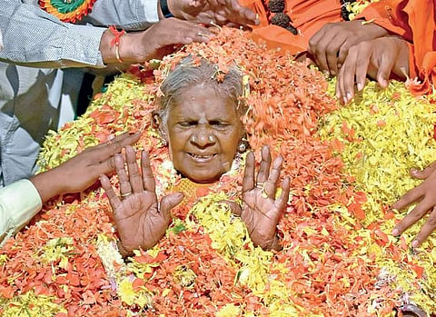 Thimmakka being felicitated during a programme on Saturday | JITHENDRA M