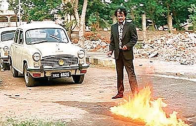 A scene from Annamalai (1992)