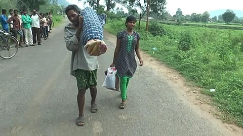 Failing to hire a mortuary vehicle Dana Majhi walked around 10 km from hospital with his wife's corpse. (File | EPS)