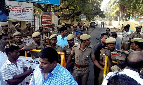 Police stand guard infront of Tamil Nadu CM O Panneerselvam's residence at greenways road, Chennai. | EPS