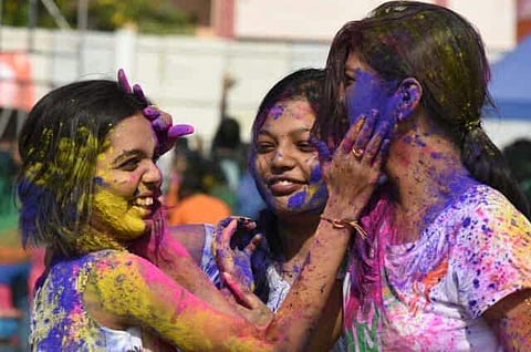 Youngsters playing Holi in Vijaywada ( P Ravindra Babu | EPS)