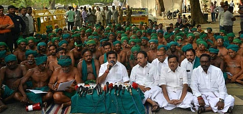 Tamil Nadu chief minister Edappadi Palaniswami meet the farmers who have been protesting at Jantar Mantar for the last 39 days, in New Delhi on Sunday. (Shekhar Yadav | EPS)