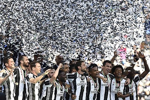 uventus players celebrate after winning the Italian Serie A football match Juventus vs Crotone and the 'Scudetto' at the Juventus Stadium in Turin on May 21, 2017. AFP