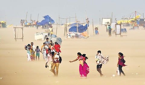 People at Marina Beach caught in the sandstorm on Monday evening | P JAWAHAR