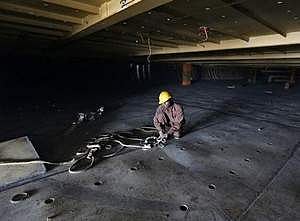 A worker dismantles a decommissioned ship at the Alang shipyard in Gujarat, March 27, 2015. (Photo:REUTERS)