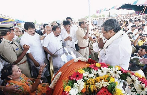 Chief Minister Siddaramaiah paying his last respects to former chief minister N Dharam Singh in Nelogi in Kalaburagi on Friday | Express