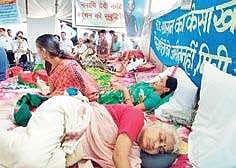 Narmada Bachao Andolan leader Medha Patkar (foreground) and others fasting for the cause of Sardar Sarovar Project-affected people in Chikilda village of Dhar district in Madhya Pradesh | File photo by Express
